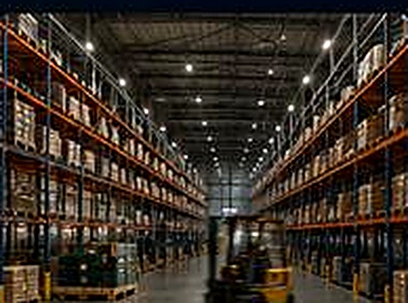 Interior del almacén con racks industriales